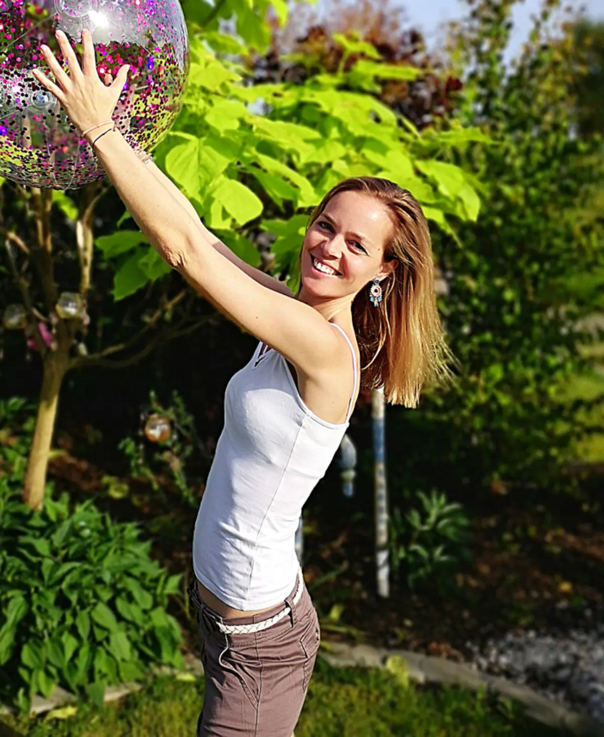 SarahKids - Sarah Dokter Profilbild im Grünen mit buntem Wasserball